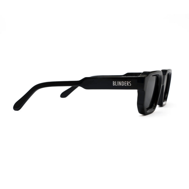 Lentes de sol Blinders modelo Black Chris con marco negro rectangular y lentes negros, estilo urbano unisex, protección UV400.