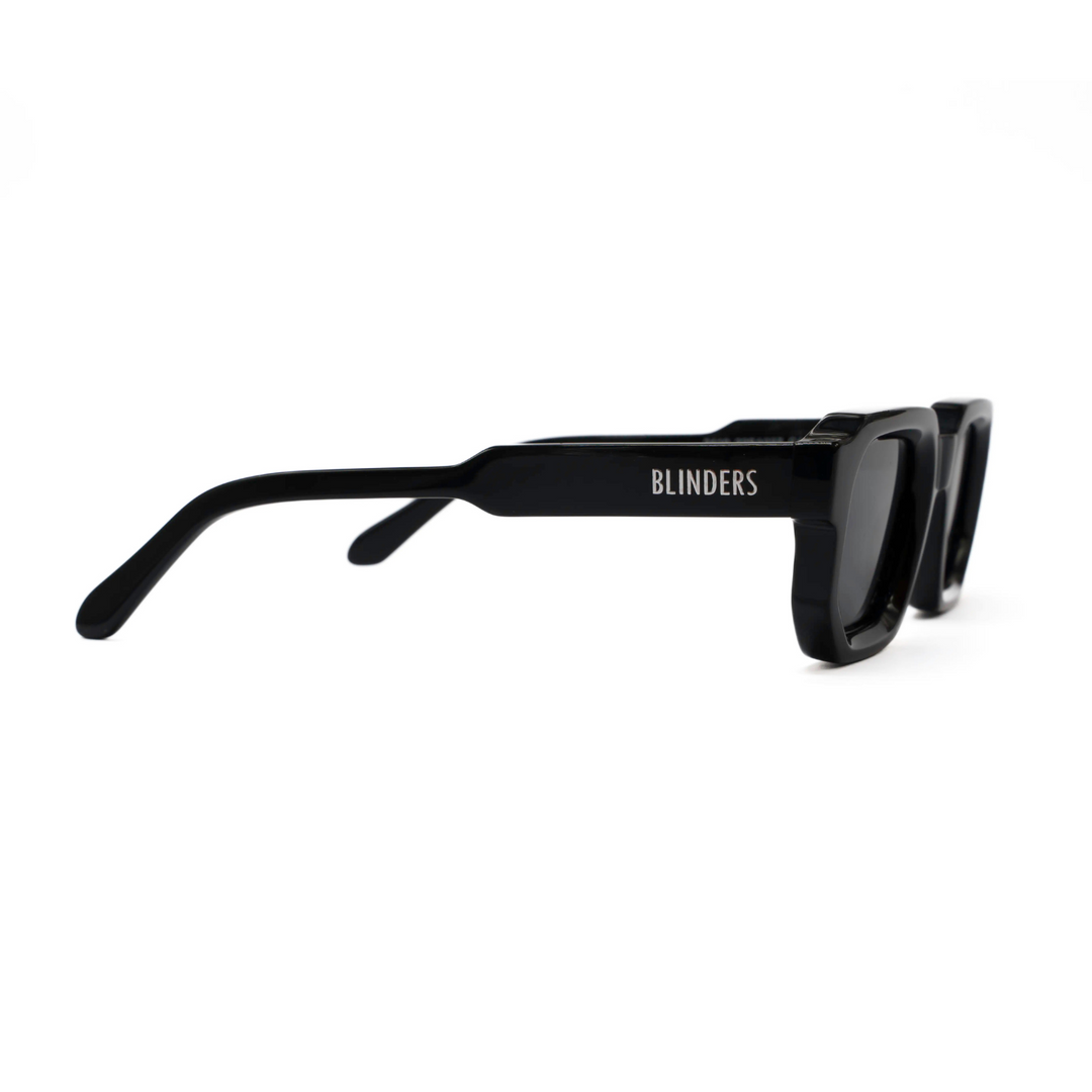 Lentes de sol Blinders modelo Black Chris con marco negro rectangular y lentes negros, estilo urbano unisex, protección UV400.